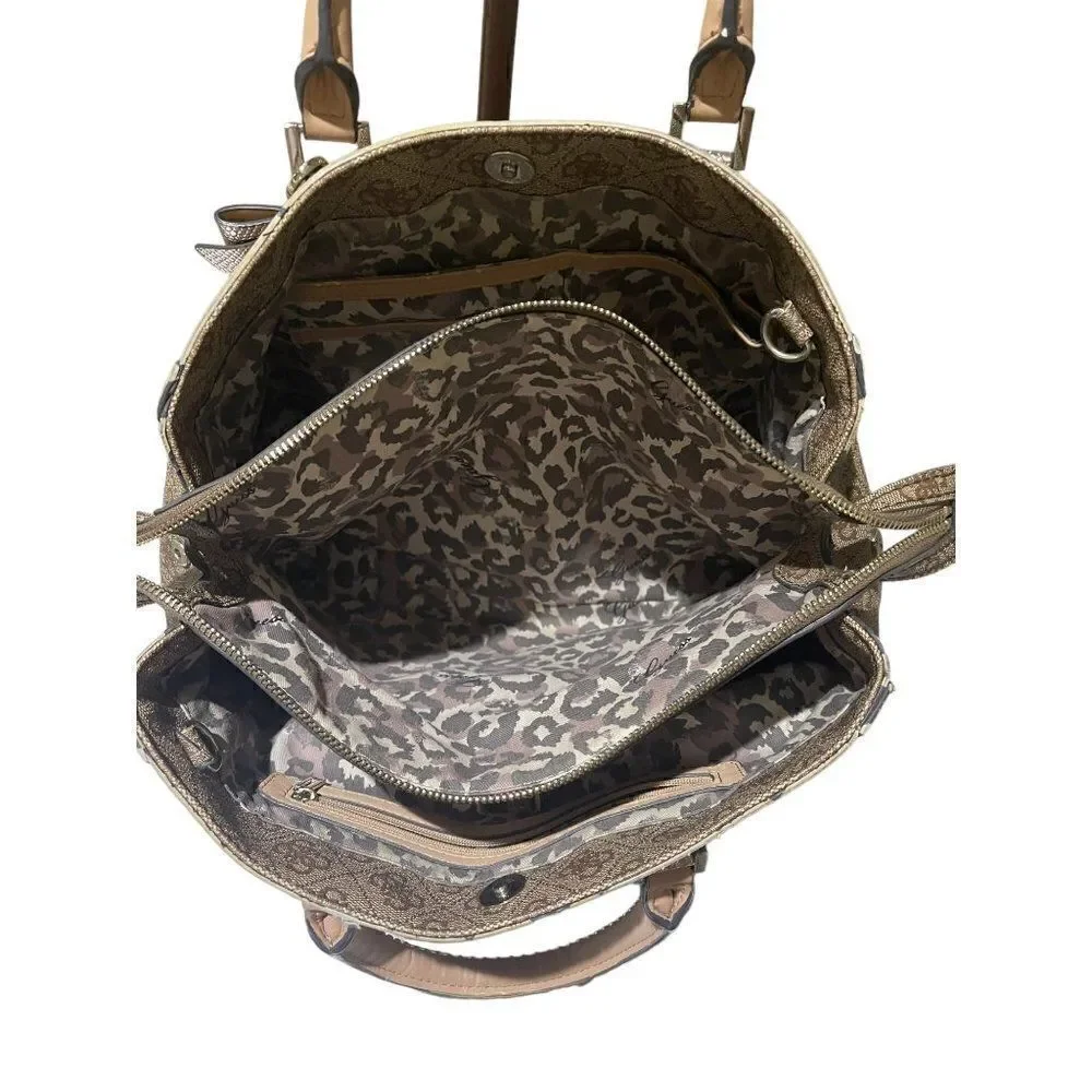 Guess Scatach Women's Signature With Matching Wallet